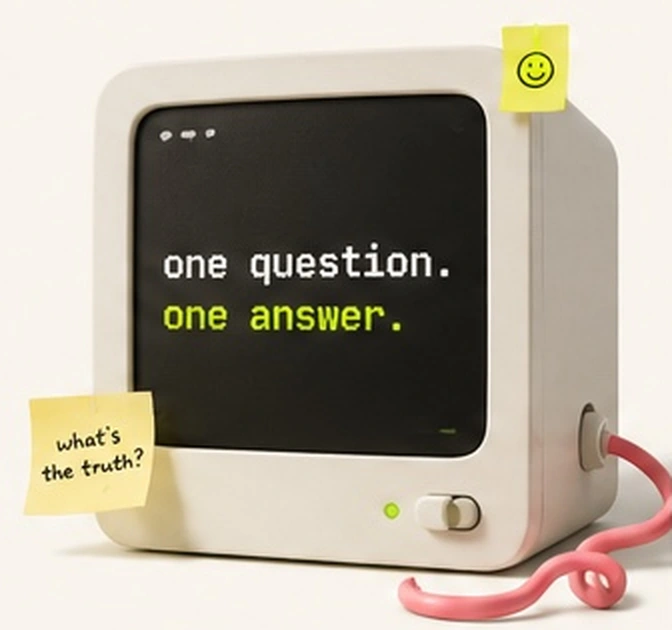 Ekranında one question, one answer yazan krem renkli retro bilgisayar; sarı notlar ve pembe kablo.